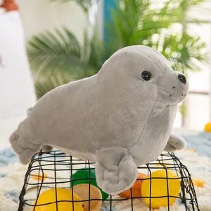 Primer plano detallado de un lindo peluche de león marino gris con textura de piel suave.