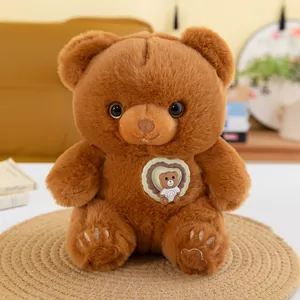 Nahaufnahme eines weichen braunen Teddybären mit einem süßen Herzabzeichen auf der Brust