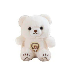 Frontansicht eines süßen weißen Teddybären aus Plüsch mit einem drehbaren Brustabzeichen