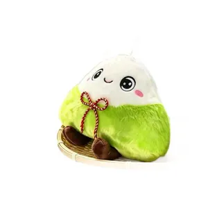 Nahaufnahme eines niedlichen Plüsch-Zongzi-Spielzeugs auf einem gewebten Bambustablett