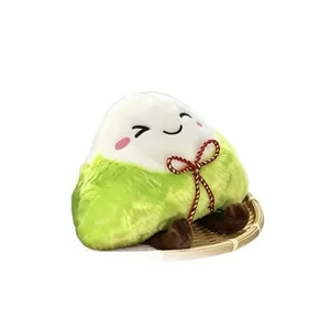 Detailansicht eines Plüsch-Zongzi-Spielzeugs mit süßem Gesicht auf einem Bambustablett