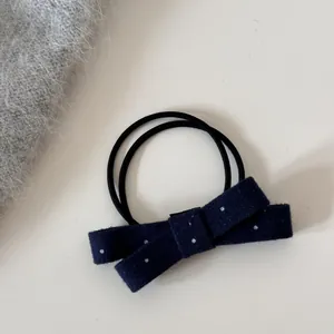 Gros plan détaillé montrant la texture douce d'un joli nœud pour cheveux à pois.