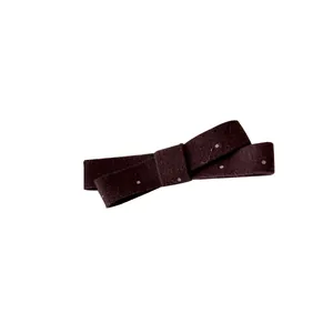 Accessoire cheveux élégant nœud marron à pois blancs style français sur fond blanc