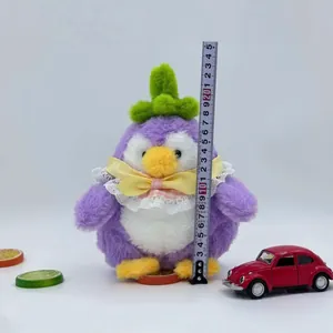Detailfoto eines lila Auberginen-Pinguin-Plüschtiers bei einer Messung von 23 cm Höhe