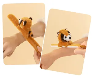 Dettaglio che mostra come il braccialetto a scatto in peluche a forma di tigre si avvolge