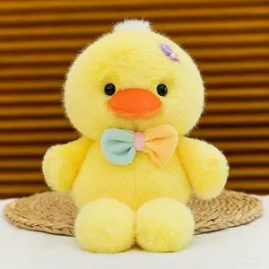 Primo piano di una simpatica papera di peluche gialla con fiocco colorato