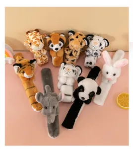 Assortimento di braccialetti a scatto in peluche con tigre, panda, elefante e coniglio.