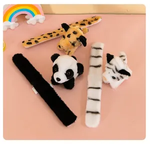 Vista dettagliata di braccialetti slap in peluche con motivi di panda, tigre e leopardo