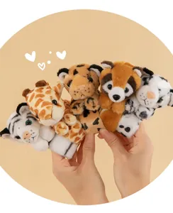 Primo piano di cinque simpatici braccialetti a scatto in peluche per i polsi dei bambini