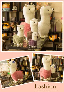 Zachte alpaca knuffels in diverse maten en kleuren op een houten achtergrond