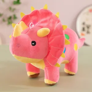 Vista dettagliata di un morbido peluche triceratops rosa per la cameretta
