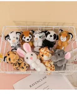 Collezione di braccialetti a scatto in peluche con tigri, panda e giraffe in un cesto