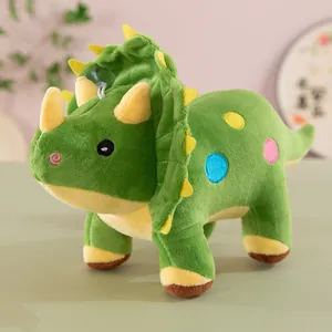 Peluche triceratopo verde con puntini colorati in un accogliente ambiente domestico