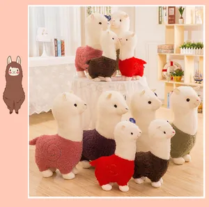 Een groep kleurrijke alpaca knuffels in verschillende maten voor de huisdecoratie