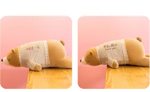 Vue détaillée de deux ours en peluche en chemises rayées avec broderie de texte.