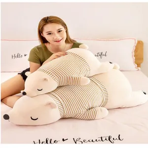 Scène de chambre avec de grandes et petites peluches d'ours polaire à rayures