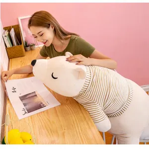 Détail d'un grand ours polaire en peluche portant un t-shirt rayé décoratif