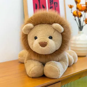 Vista detallada de un peluche de león esponjoso con una suave melena marrón y cara linda.