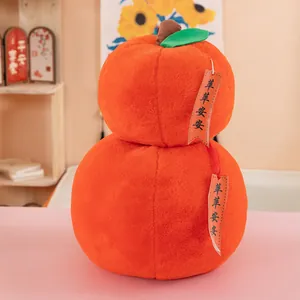 Vue détaillée d'une poupée pomme en peluche avec étiquettes Paix dans un cadre cosy