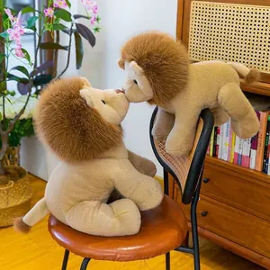 Vista detallada de dos peluches de león esponjosos en un ambiente hogareño acogedor.