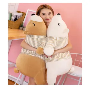 Deux adorables peluches d'ours polaire avec des pulls rayés dans une scène chaleureuse