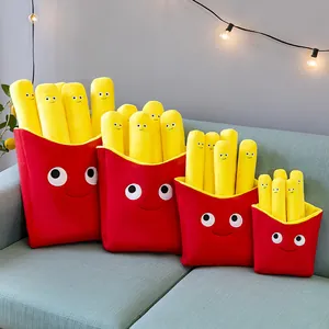 Kreative Plüsch-Pommes-Kissen in verschiedenen Größen auf einem gemütlichen Sofa Hintergrund.