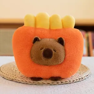 Primo piano di un simpatico peluche Capybara con un design creativo a toast sandwich