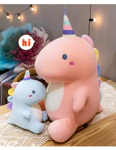 Juego de dos peluches de dinosaurio de colores suaves con cuernos y aletas a rayas