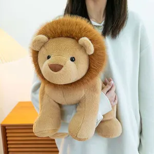 Vista detallada de un simpático peluche de león esponjoso sostenido en un hogar acogedor