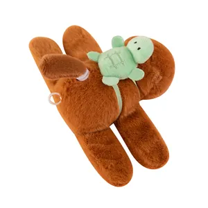 Peluche bracelet claque capybara marron mignon avec un petit détail de tortue verte