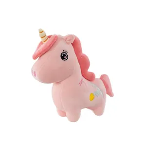 Lindo unicornio de peluche rosa en postura de pie con bordado de corazón para niños