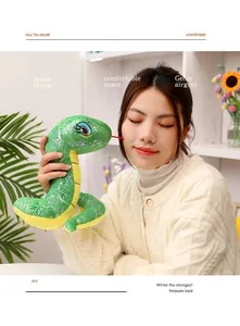 Mascota de peluche de serpiente verde con lentejuelas para el año de la serpiente 2025 detalle