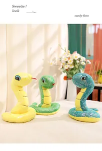 Primer plano de las lentejuelas brillantes de los peluches mascota del año de la serpiente.