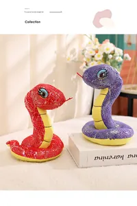 Primer plano de serpientes de peluche con lentejuelas para decoración 2025