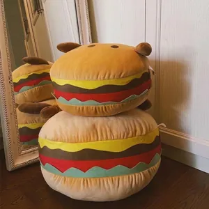 Schattige puppy-stijl hamburger pluche speelgoed kussens gestapeld in een gezellige kamer