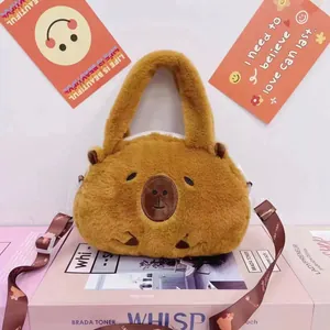 Détail d'un sac à main mignon en peluche de capybara brun avec broderies de visage
