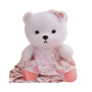 Detailansicht eines süßen weißen Teddybären im rosa Blumenkleid als Geschenk für Kinder