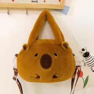 Vue détaillée du mignon sac à bandoulière Capybara en peluche marron toute douce