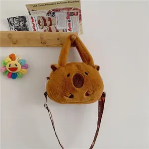 Vue détaillée d'un sac en peluche capybara marron mignon avec une sangle à motifs au crochet