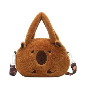 Vue détaillée de face d'un joli sac à bandoulière capybara en peluche marron