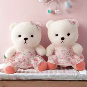 Nahaufnahme von zwei süßen Teddybären in rosa geblümten Kleidern