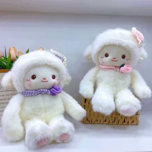 Vista dettagliata di due simpatici peluche di agnello bianco della serie di fiabe