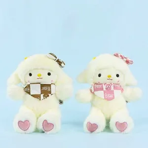 Vista dettagliata di due simpatici peluche a forma di agnello da 25 cm