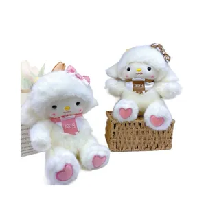 Adorabili bambole di peluche a forma di agnello con fiocchi e zampe a cuore su cesto