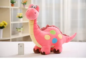 Vista dettagliata di un grande dinosauro di peluche rosa accanto a uno smartphone per misura.
