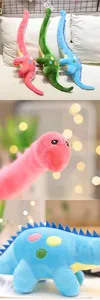 Vista detallada de un suave peluche de dinosaurio de cuello largo para niños