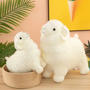 Zwei niedliche weiße Schaf-Plüschtiere im Korb, weiches Stofftier-Geschenk für Mädchen