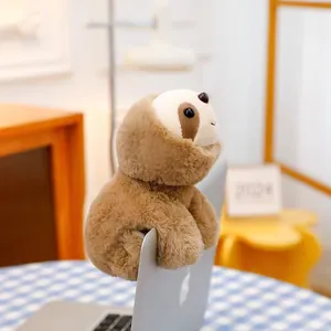 Simpatico braccialetto a scatto in peluche a forma di bradipo avvolto attorno a un laptop.