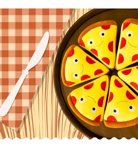 Vista dettagliata di fette di peluche di pizza creativa su un vassoio di legno.