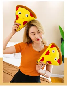Cuscino di peluche a forma di pizza creativa con faccina sorridente in ambiente domestico